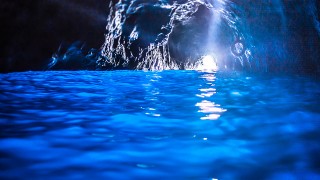 「青の洞窟」で有名！ナポリ湾の真珠・カプリ島を海から楽しもう